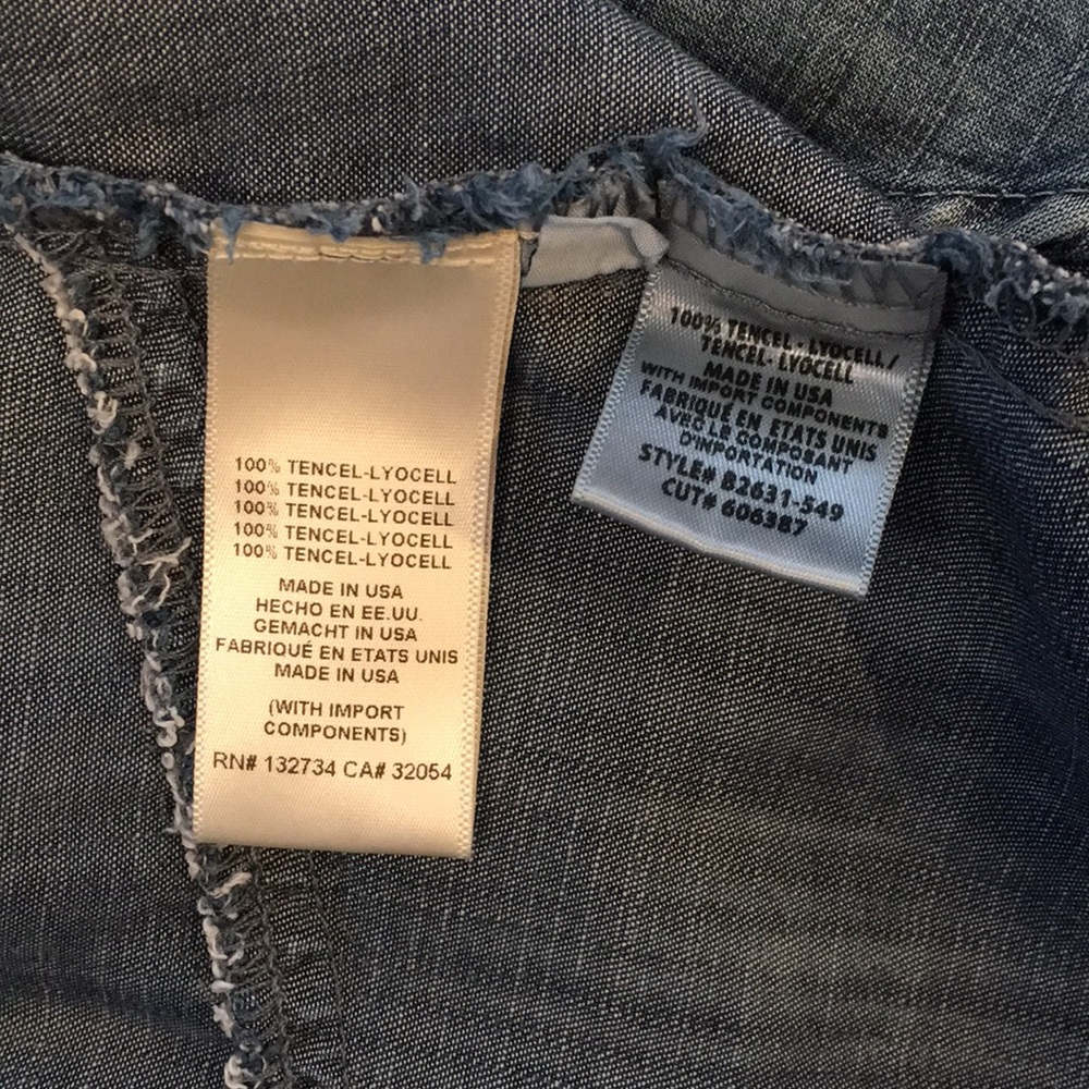 Cloth & Stone Split-Back Chambray Buttondown - Picture 4 of 8